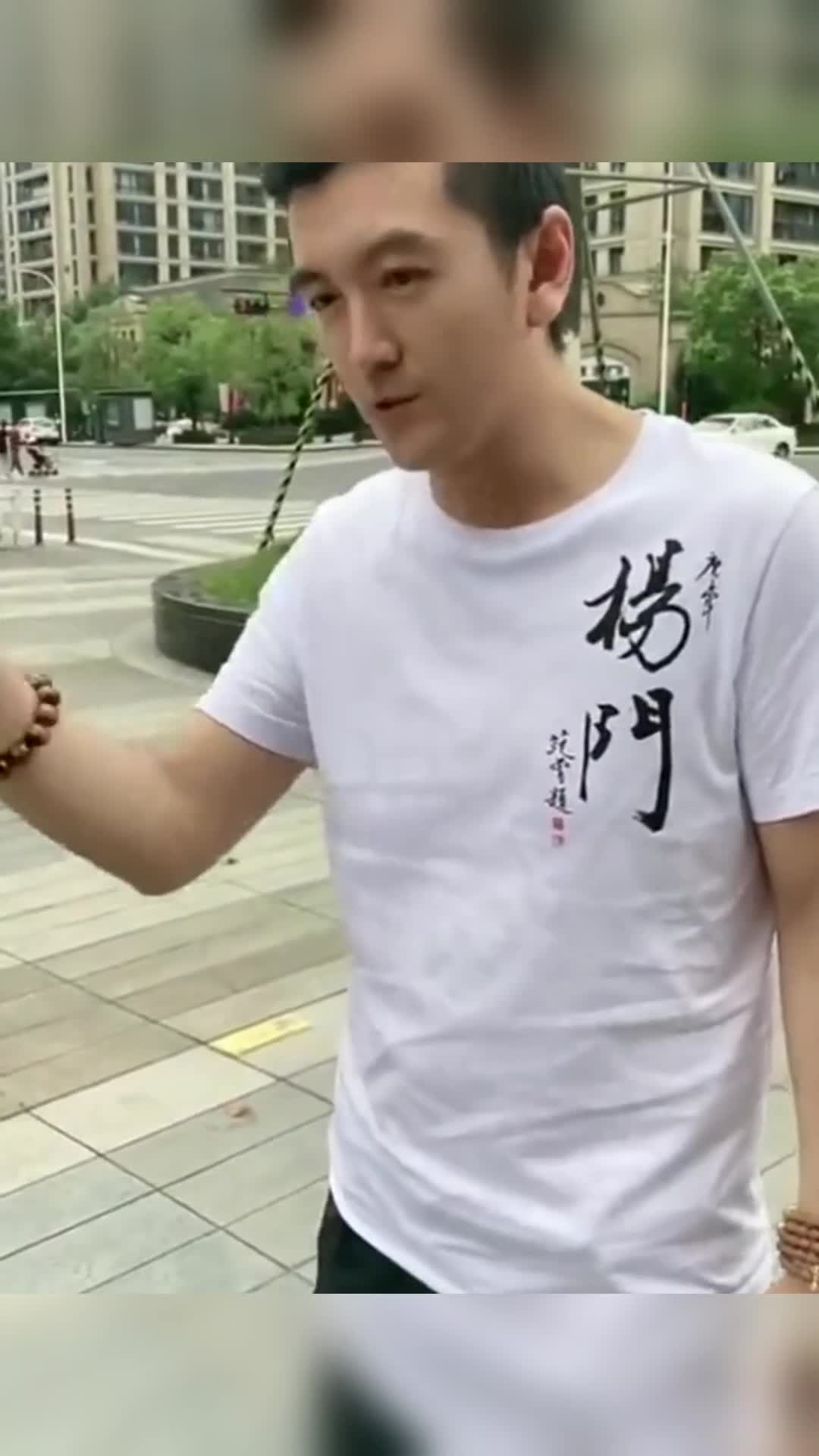 杨子大哥的衣服,是专门定制的,上面还带着他的LOGO呢!