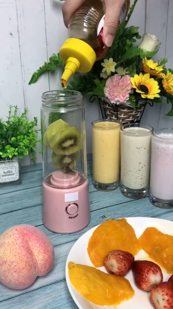 #好物测评#草莓奶昔,芒果奶昔,奇异果汁,太爱这个便携榨汁机啦,有了它随时榨随时喝便携榨汁