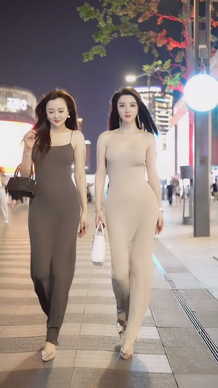 #我要上热门#红灯60秒,我喝了口奶茶,拍了张照片