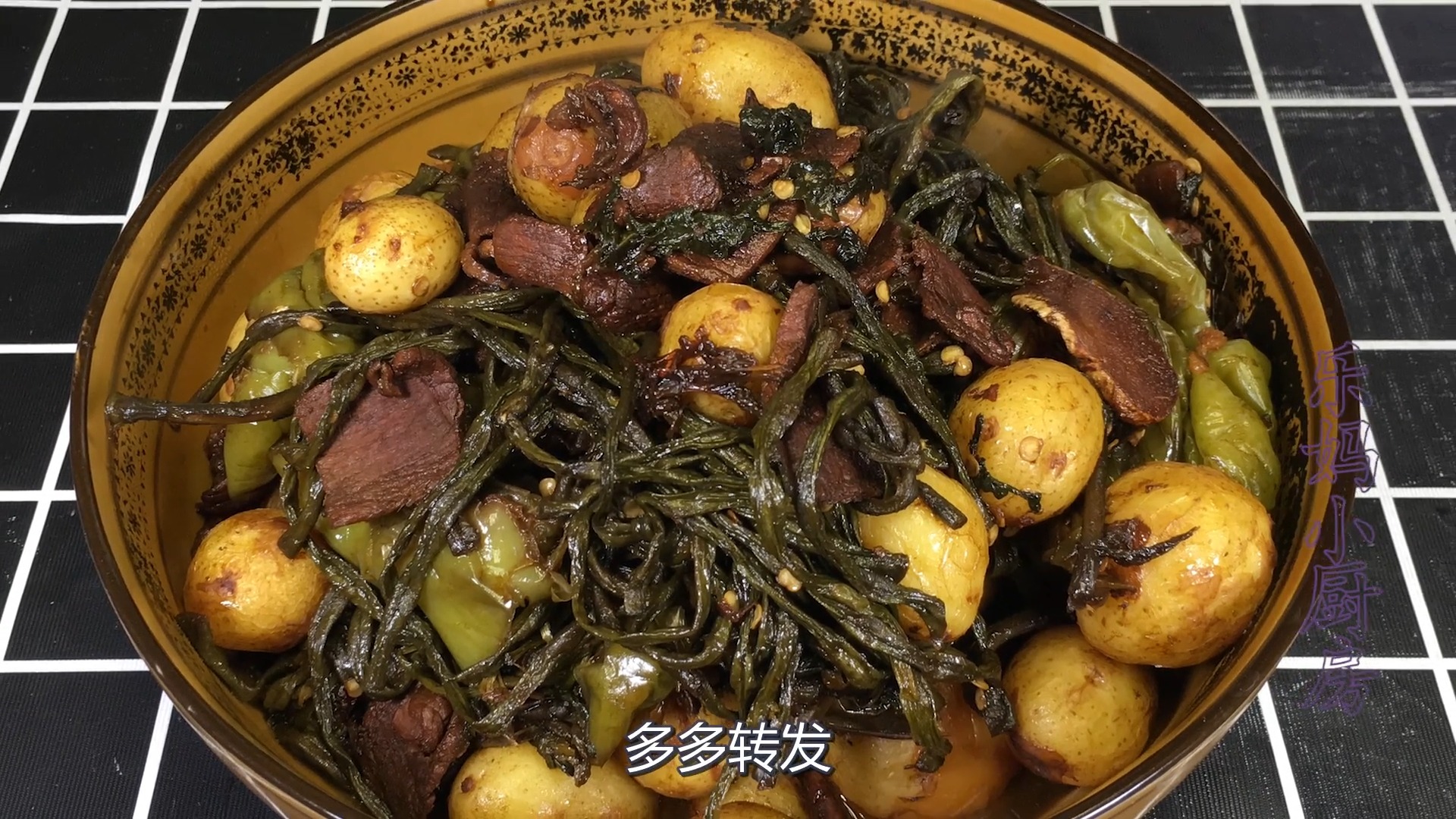 #美食#乐妈教你用豇豆,土豆,香菜做一道东北特色酱咸菜,味道绝对正宗
