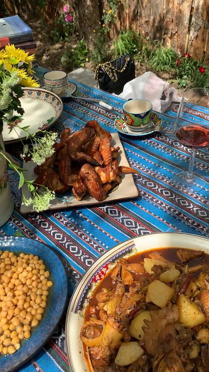 经过半个小时的烘烤,馕坑烤鸡翅出炉了,外表金黄油亮,可谓是烤翅中的极品!
