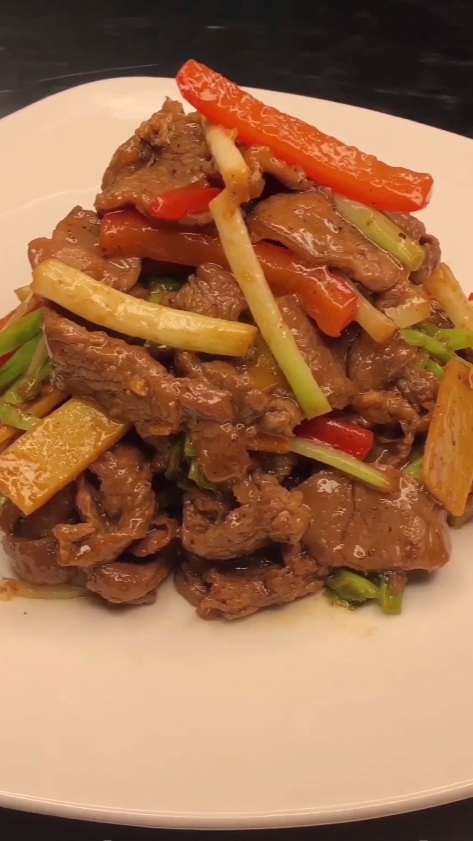 #美食#大厨教你做一道“葱爆黑椒牛腱”，黑椒味足，葱香浓郁，香滑可口