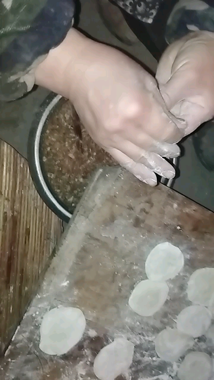 虽然现在是大年初二,我们还是包饺子!