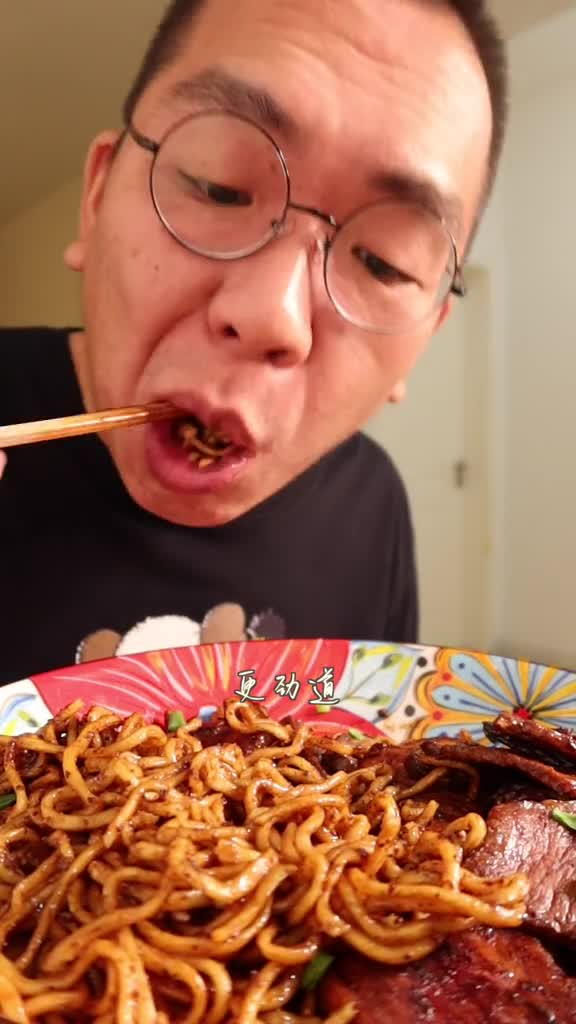 今天给老罗做了香菇里脊焖面红焖羊肉炖白菜豆芽炒粉条