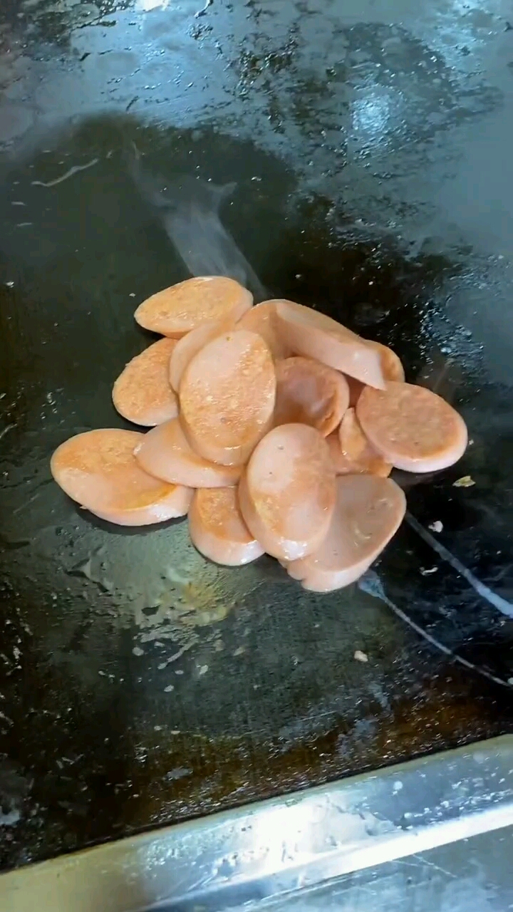 烧饼夹火腿肠居然吃出儿时的味道