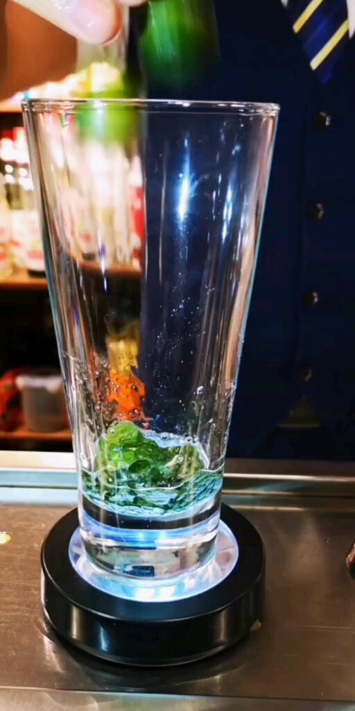 无酒精鸡尾酒《青桔莫吉托》配方 糖浆25毫升 青柠桔4个 薄荷叶 苏打水