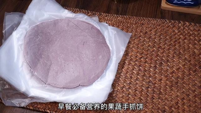 美食创作人 网红美食 手抓饼 5分钟就能轻松搞定的营养早餐果蔬手抓饼不用放油和盐全家都爱吃