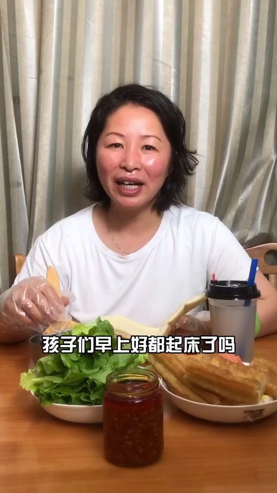 孩子们一定要记得好好的吃早饭哦。看看阿姨做的这个月亮馍你们喜欢吗?#郭阿姨月亮馍