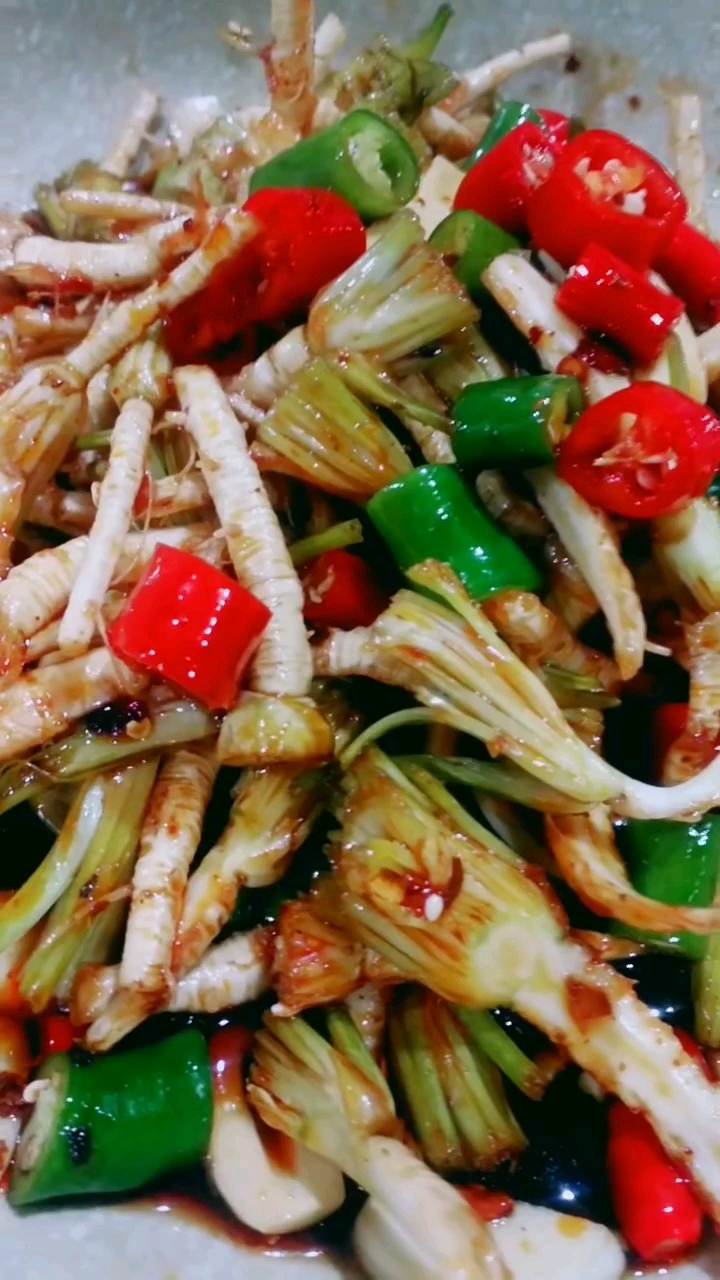 香菜根制作的小咸菜。