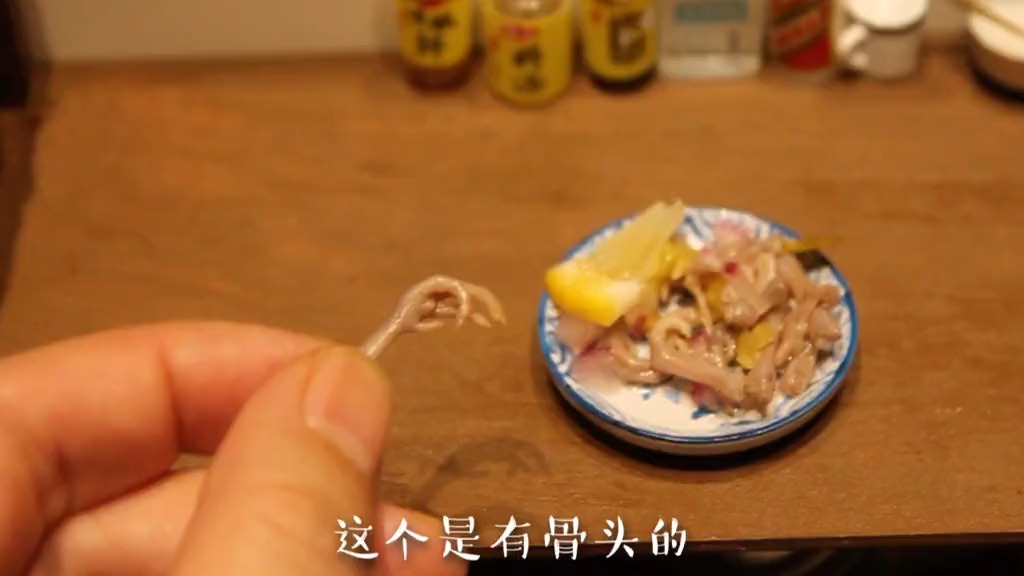 用1厘米大小爪子,制作一份泡椒凤爪,而且还是无骨的