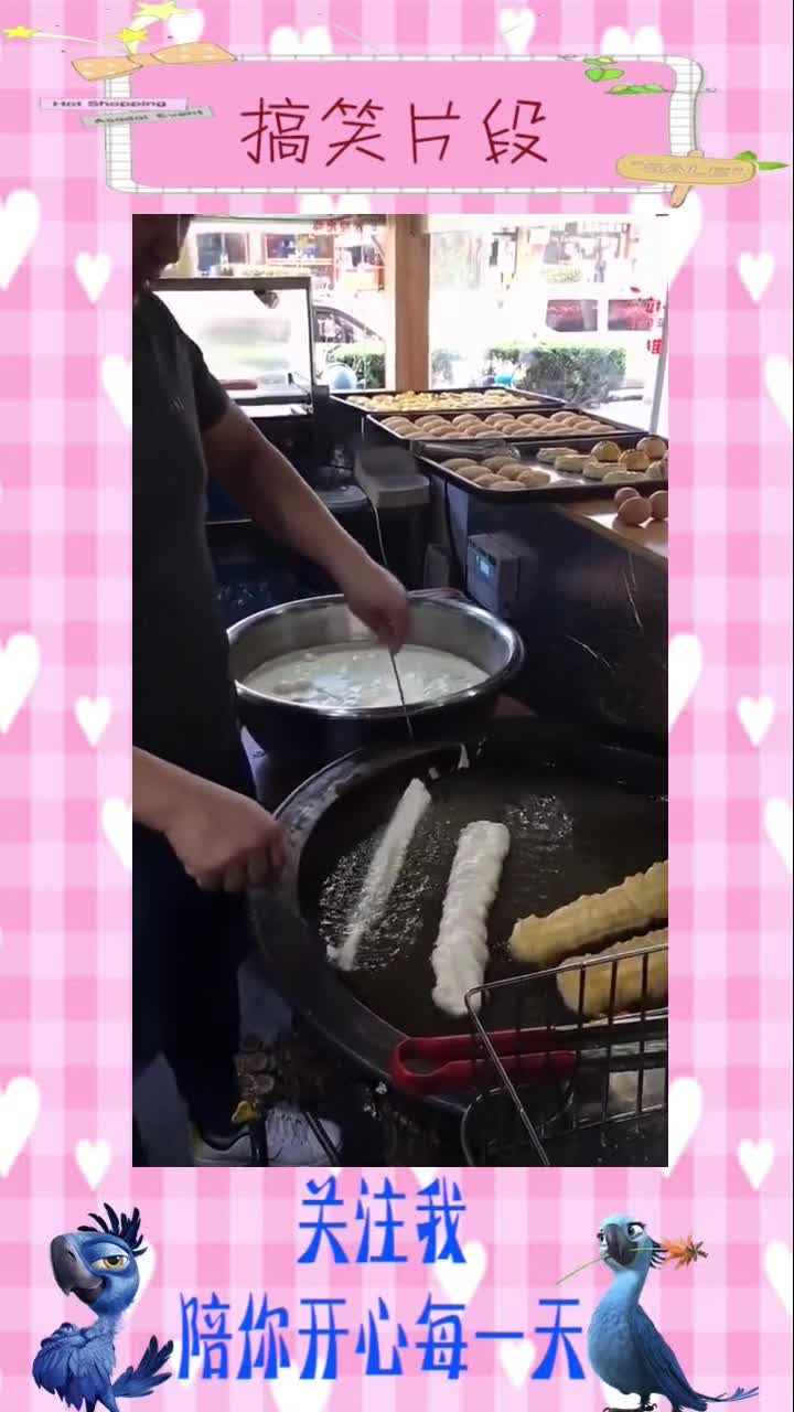 油条夹鸡蛋,这种吃法我还第一次见,长见识!,搞笑视频