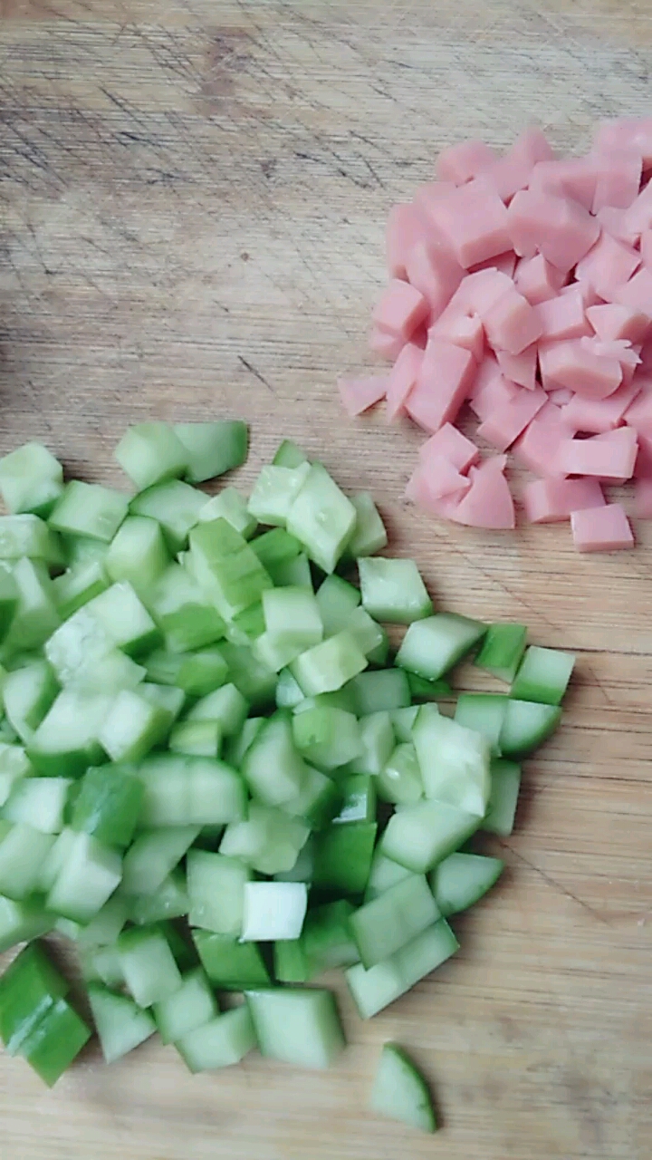 天天中午蛋肠炒饭给孩子吃。