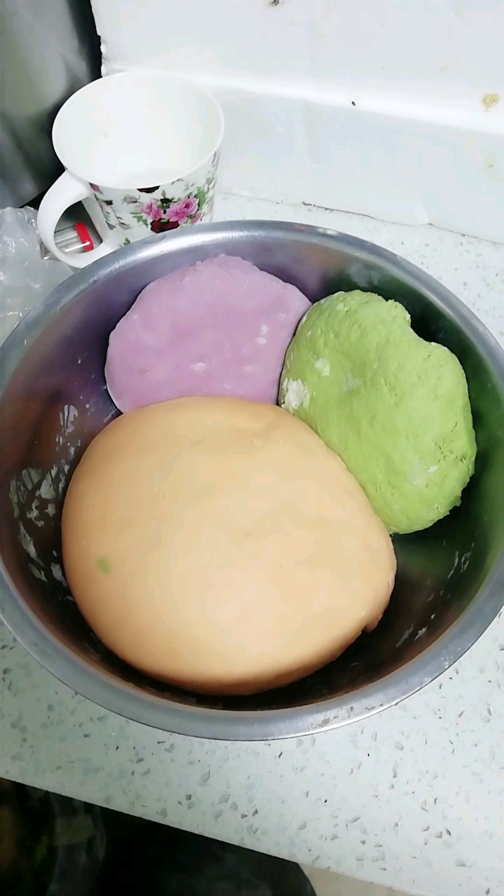 槐花的饺子馅     三色的饺子皮