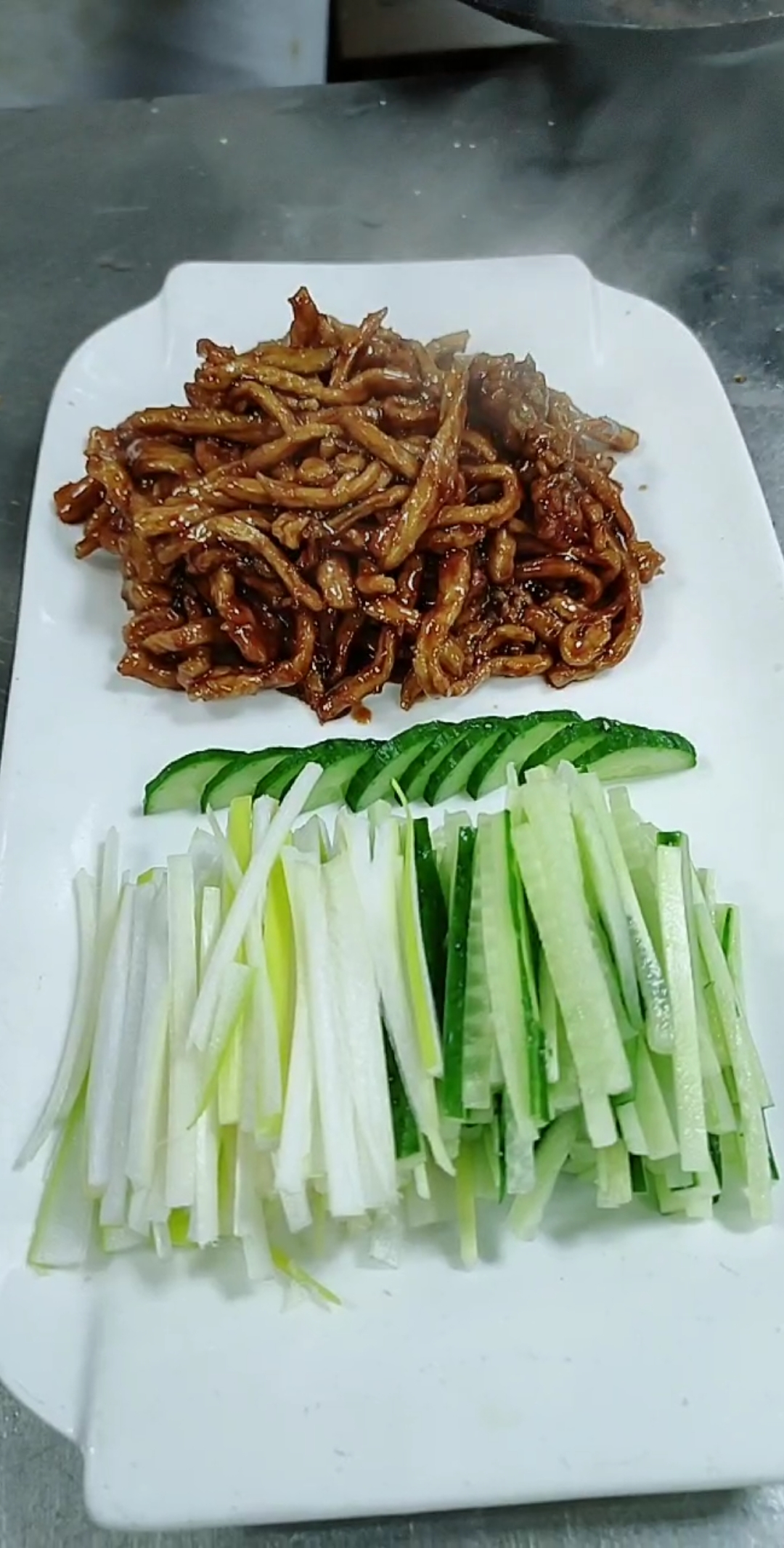 #秀出你的拿手菜#京酱肉丝配荷叶饼,全民第一。