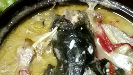 一道美味鱼头炖腊肉,烫点素菜,简单好吃又不不贵。
