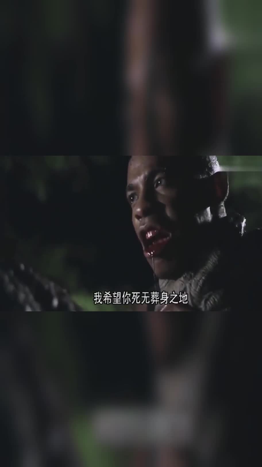 为救女友与半人半兽的鳄鱼人搏命,肌肉男奋力将其推入深渊!