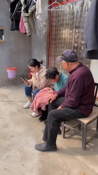 爷爷送奶奶这么一大桶奶茶,我都羡慕了尽自己所能给自己所爱想要的东西这就是爱吧