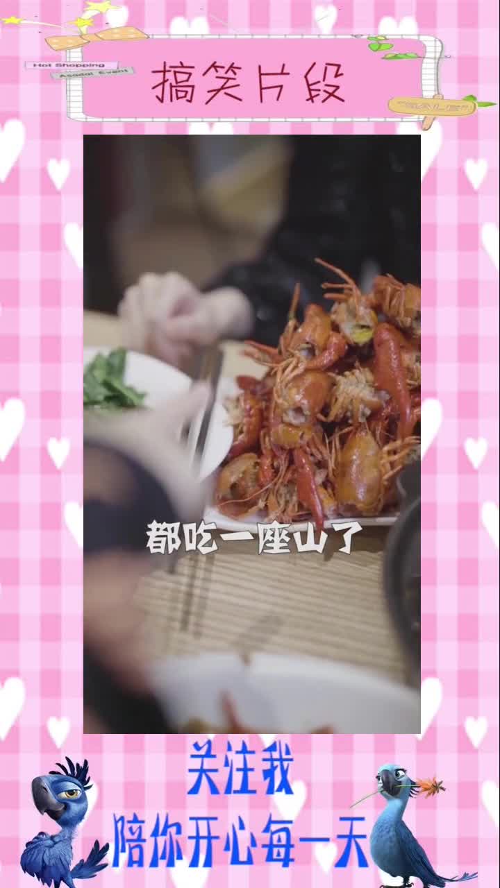 遇到绿茶怎么办?默不作声吃着东西却被绿茶贬低,美女淡定回怼太霸气,搞笑视频