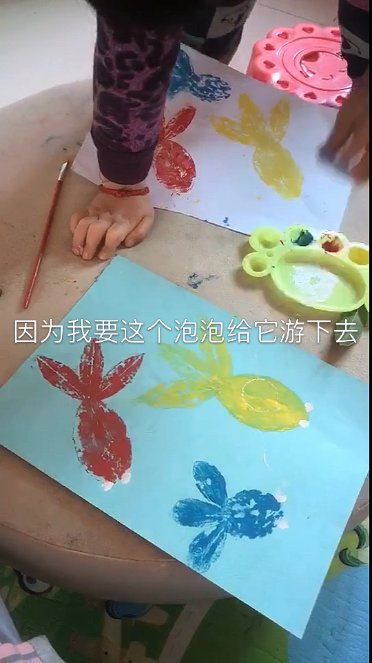 用树叶画的金鱼