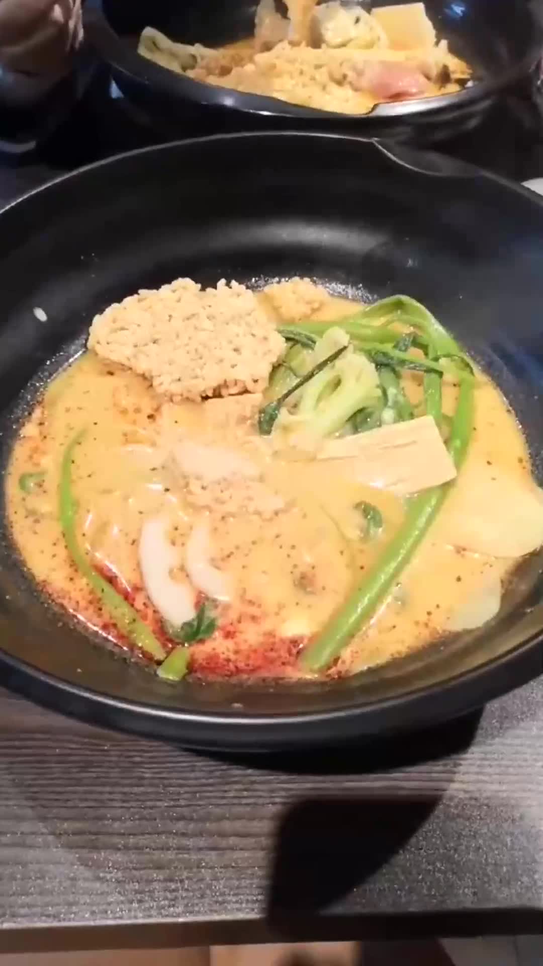 吃麻辣烫偶遇外国小哥哥!感觉可以当我的手机壁纸了,真的好帅啊