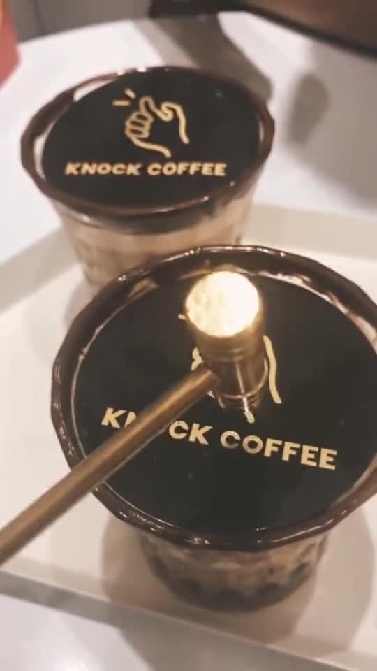 带闺蜜去喝下午茶,她的动作把我看懵了,我能说不认识她吗