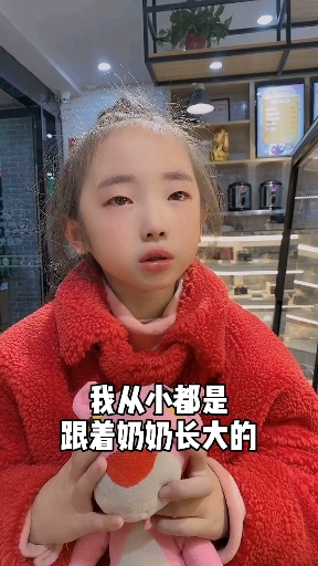 懂事的小孩,给过生日的奶奶买蛋糕,感动到我了!