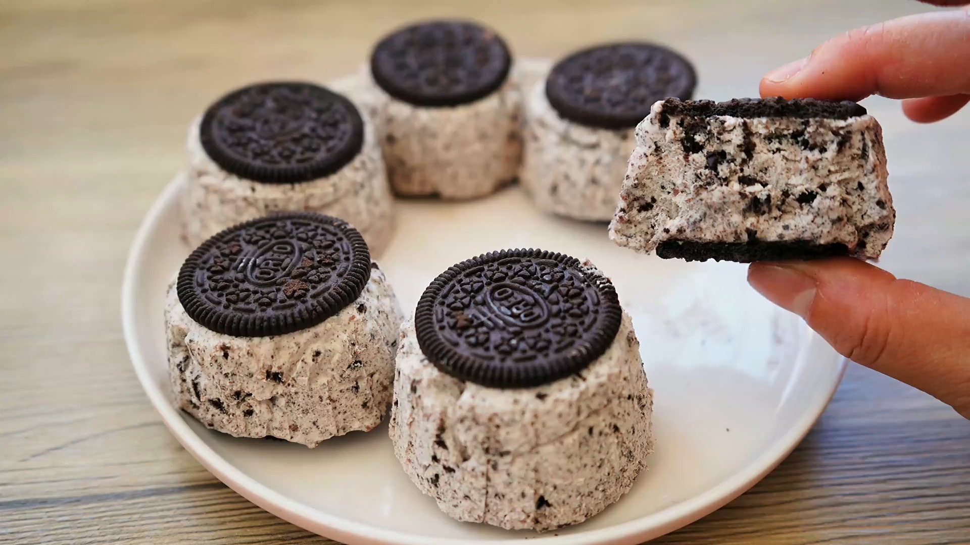 #轻知计划#用一盒饼干,做无冰渣冰激凌,口感细腻绵密,做法就更简单了。