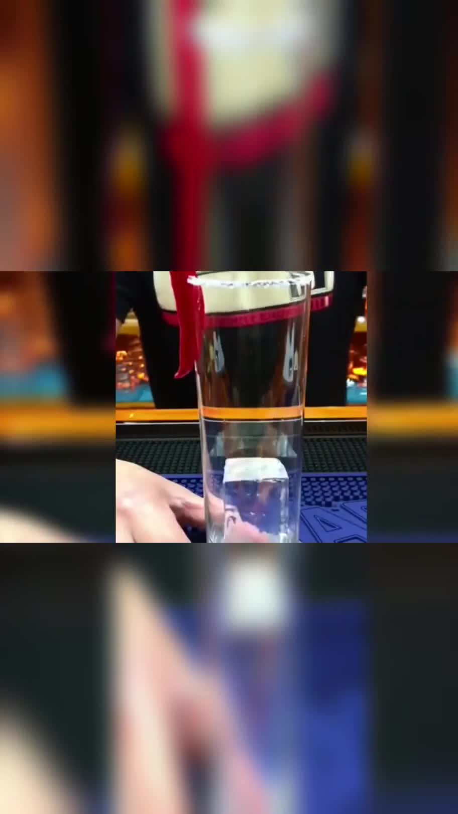 这被称为“地狱之酒”的叫做血腥玛丽,是老款鸡尾酒,很漂亮!