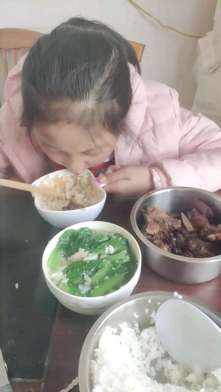 红烧排骨,青菜汤,宝宝的最爱!