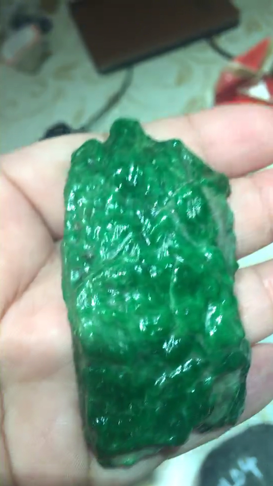 满绿翡翠山水牌子有了