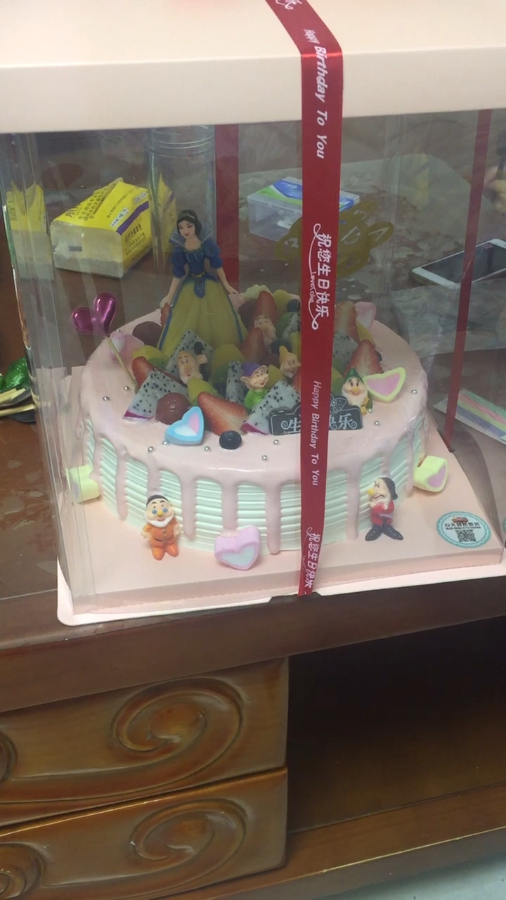 老公给我买的生日蛋糕,儿子抢着带蛋糕帽,祝自己生日快乐,永远18岁!