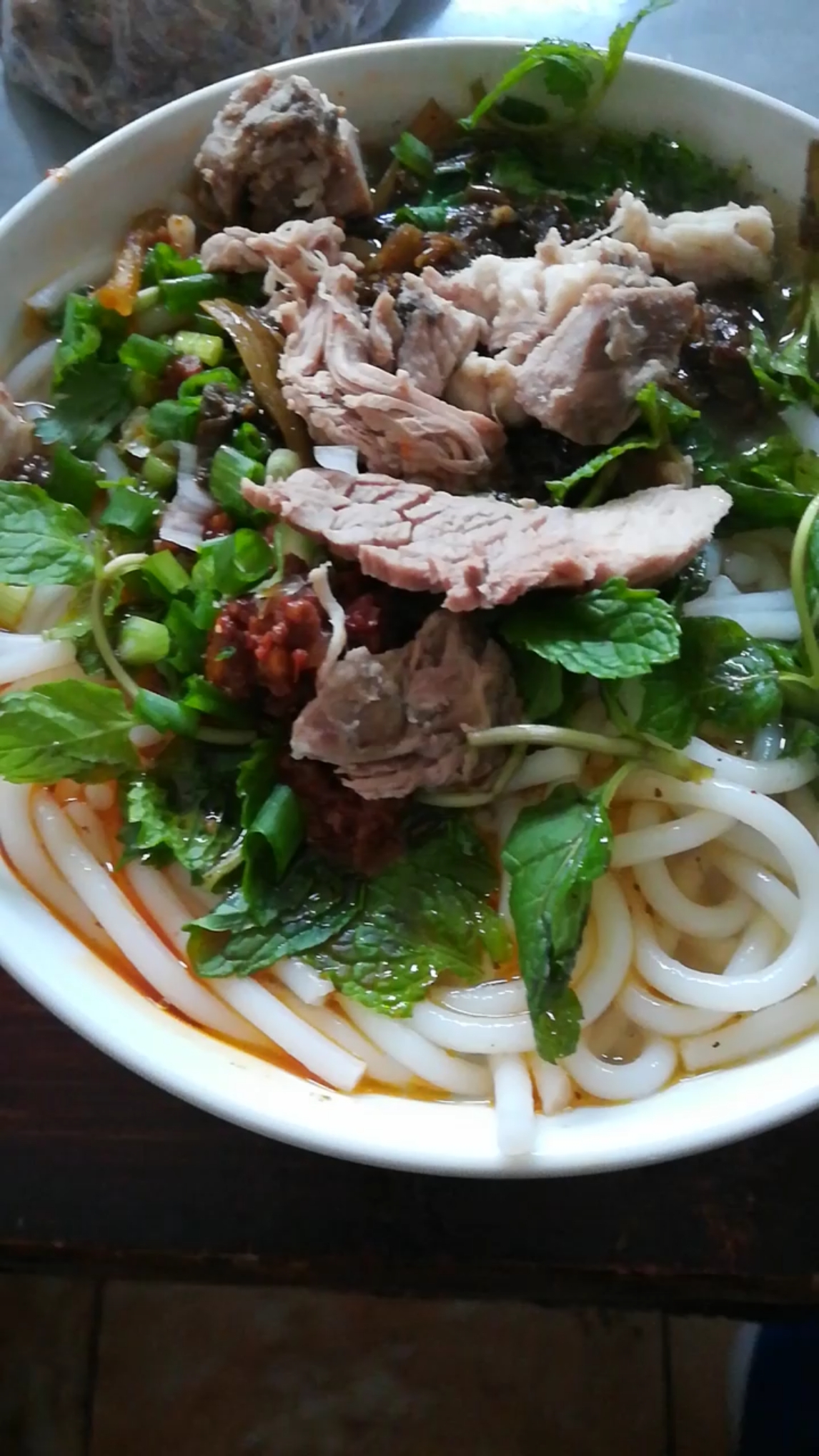 一大碗羊肉米线。