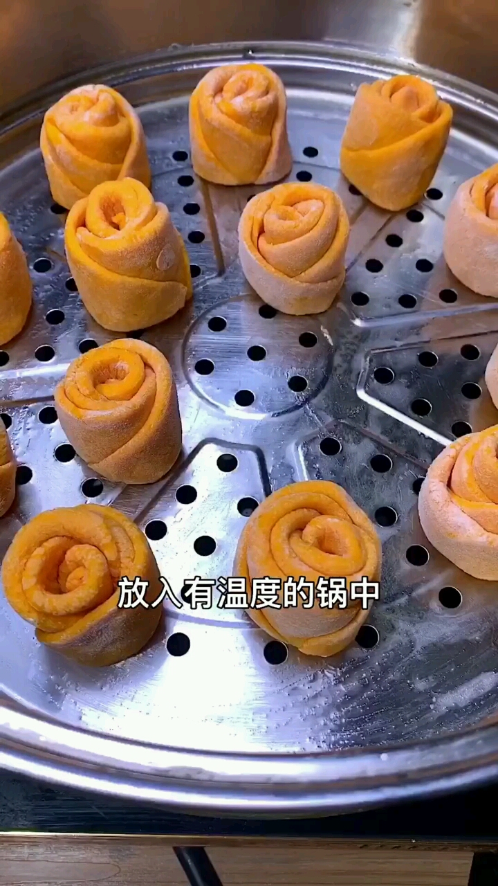 以前在酒店上班时我们面点的一道菜玫瑰花卷@作者(