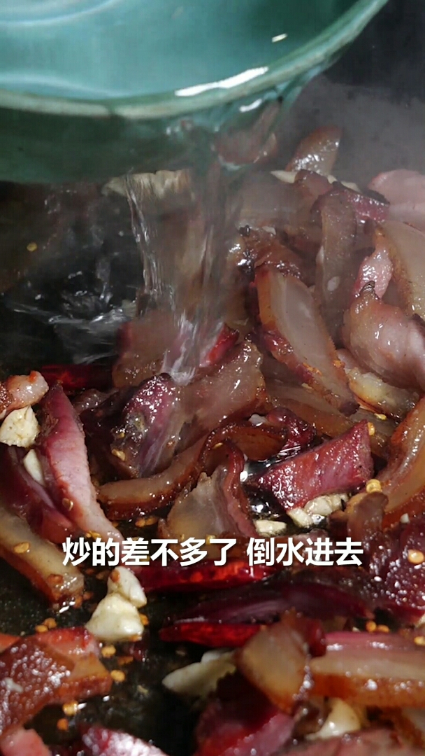 #过了腊八就是年#无法抗拒的家乡味道,农家腊肉必须有姓名,贵州是这样吃腊肉,你们家乡是怎么