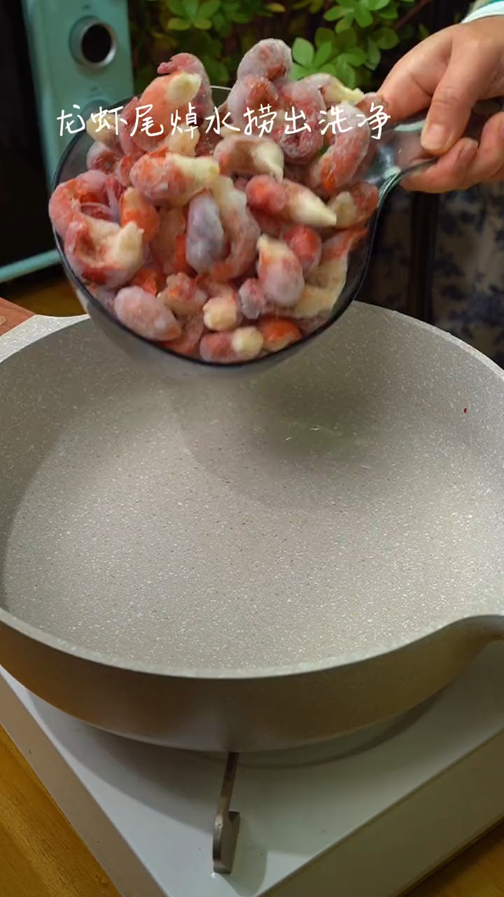 好吃到舔手指的蒜蓉龙虾尾,做法超级简单