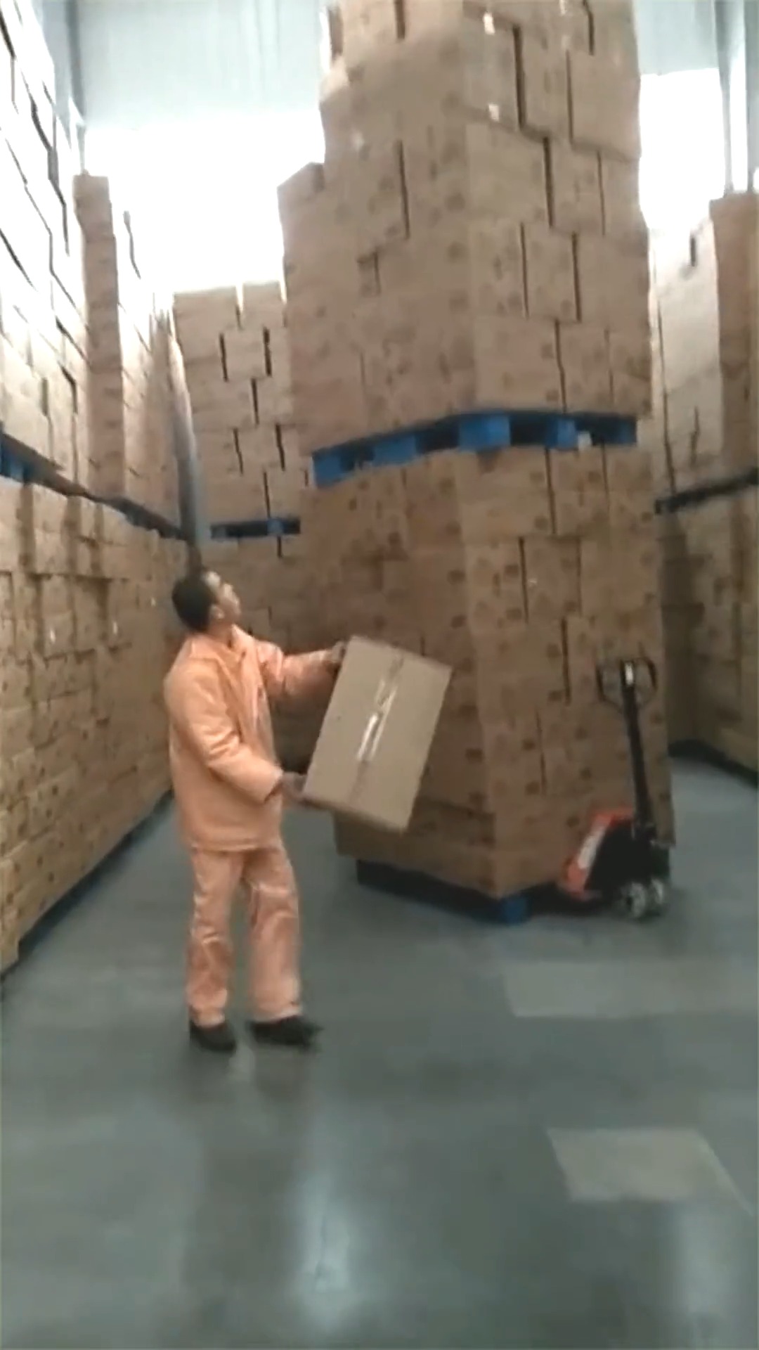 #娱乐#看到大哥这波操作我懂了,难怪网上买的方便面碎了,佩服!