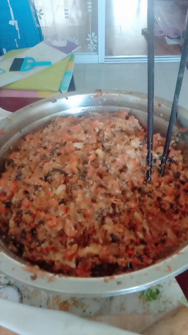 给我宝贝儿做胡萝卜木耳鸡肉猪肉饺子,看我姑娘吃的这个美呀