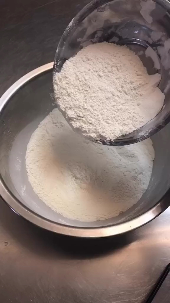 芝麻烧饼制作方法,喜欢的朋友记得点个爱心支持一下。