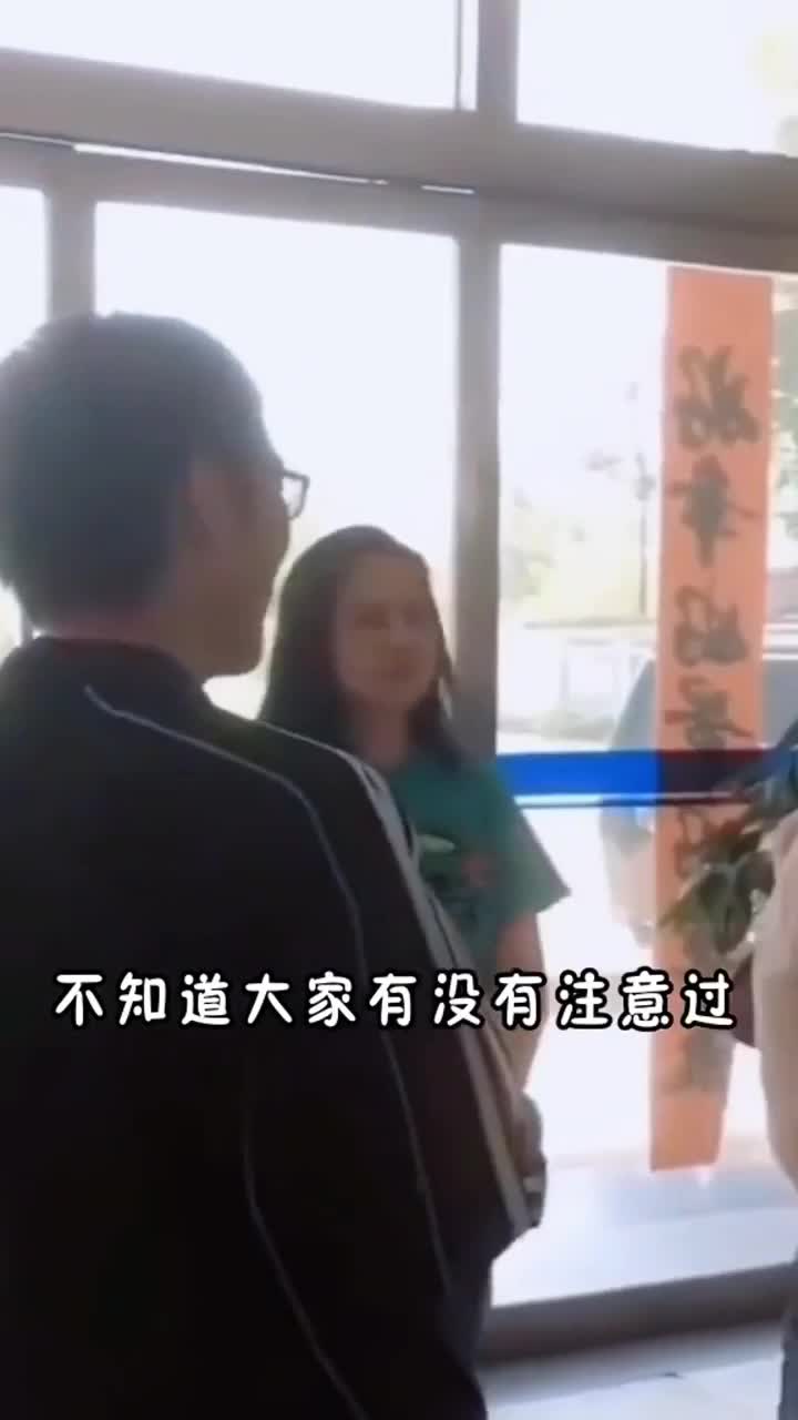 牙缝太大怕被嫌弃,总是笑不露齿