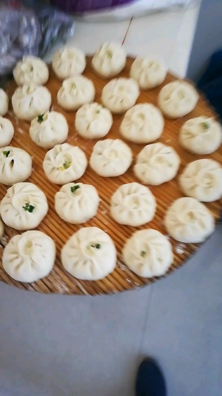 回家过年了。家乡的习俗,腊月二十以后,家家户户蒸馒头蒸包子蒸豆包,你哪里是怎么样