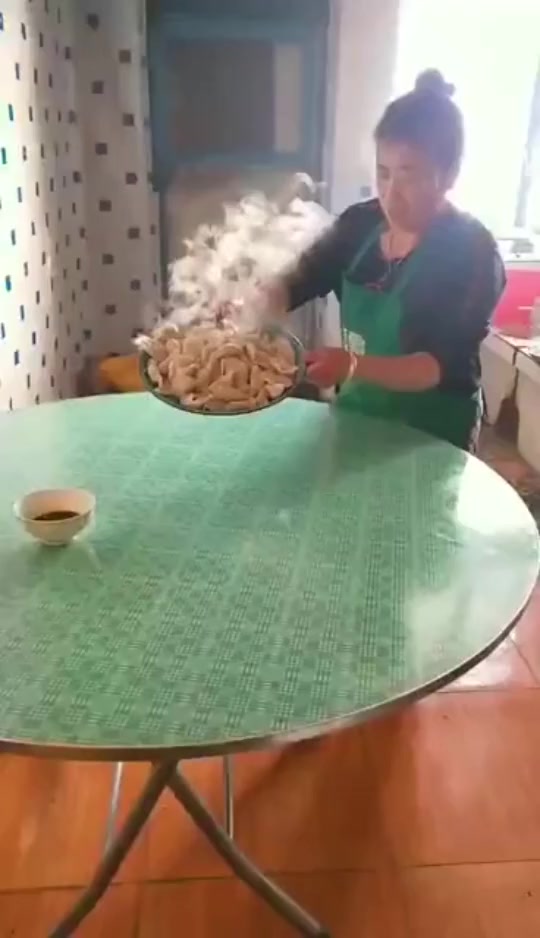 #搞笑段子#你们随便说,我们就这么吃饺子的!
