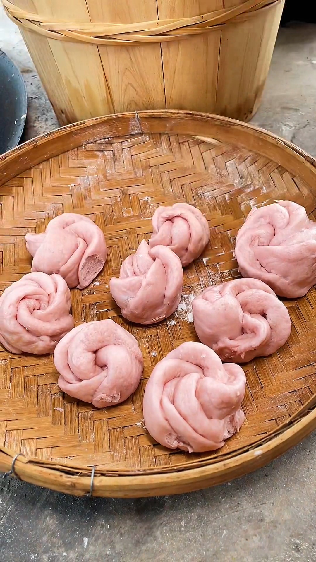 #乡村生活#葡萄皮的妙用!用来蒸紫色包子极好