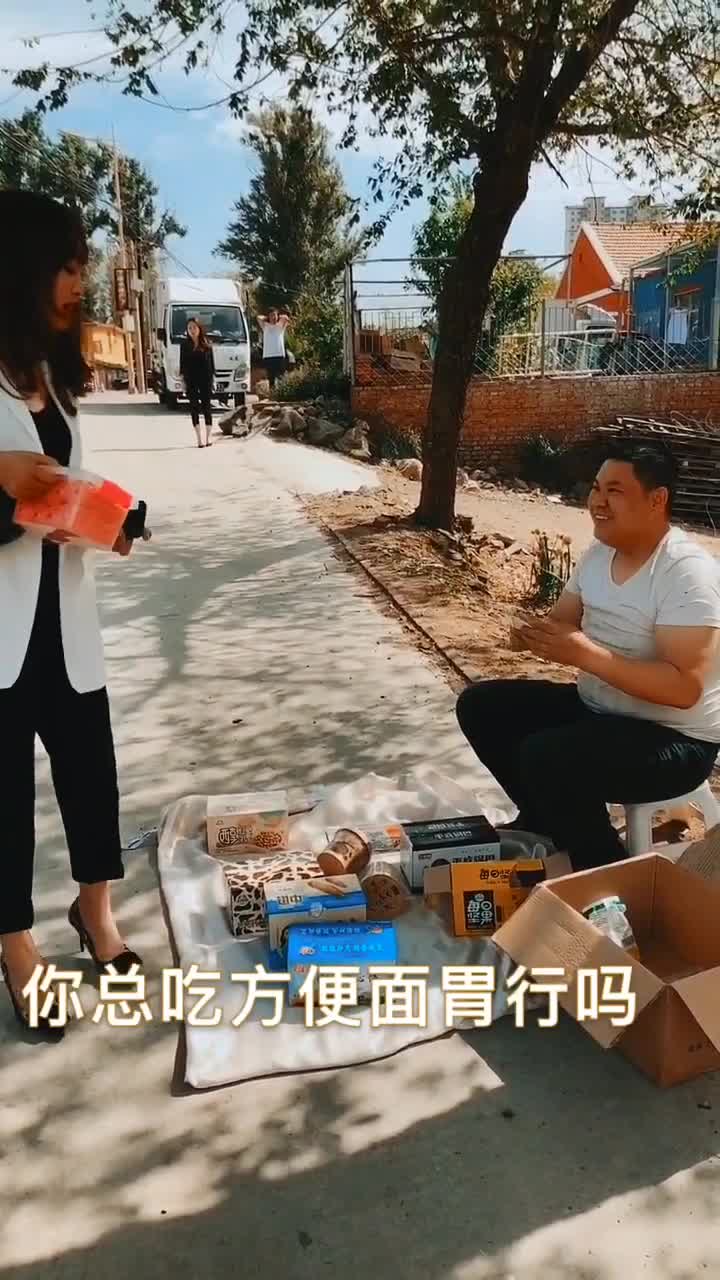 吃着泡面给我买老母鸡,这样的男人哪里找