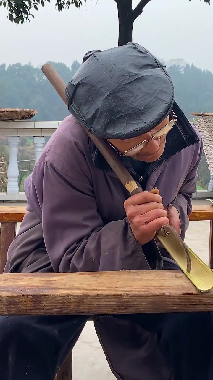 抽筋刀是制作竹蒸笼不可缺少的一步,目的是防止烧竹及踩竹时竹子破裂