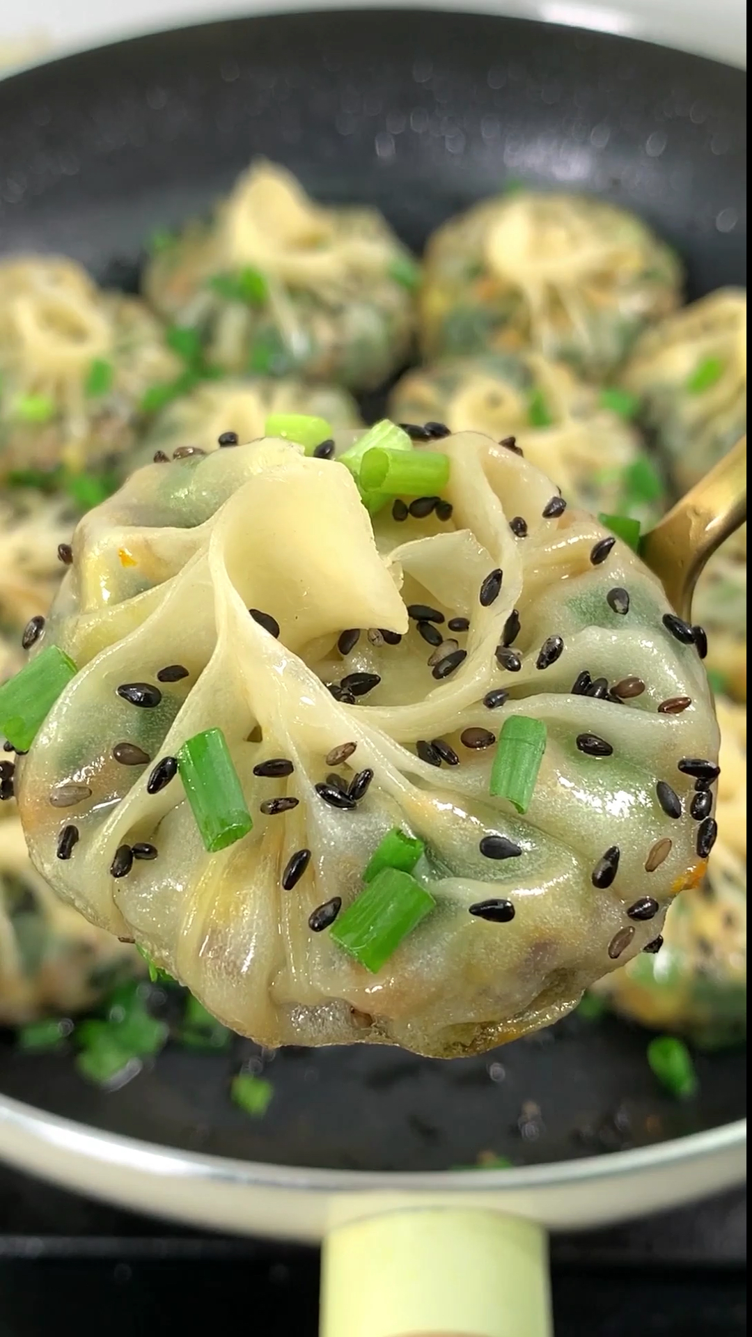 不要和面,用饺子皮就可以做水煎包,简单又好吃