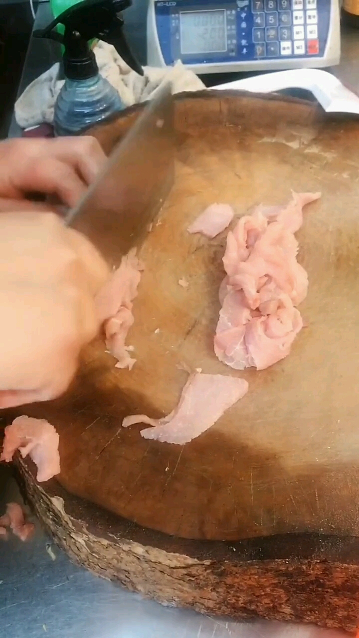 今天教大家制作杭椒炒肉买肉的时候挑选瘦肉哦!