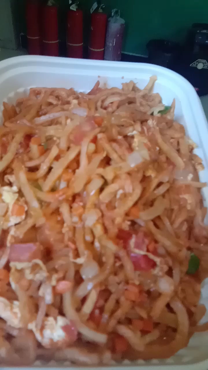 发现美食  网红西红柿鸡蛋炒饼丝