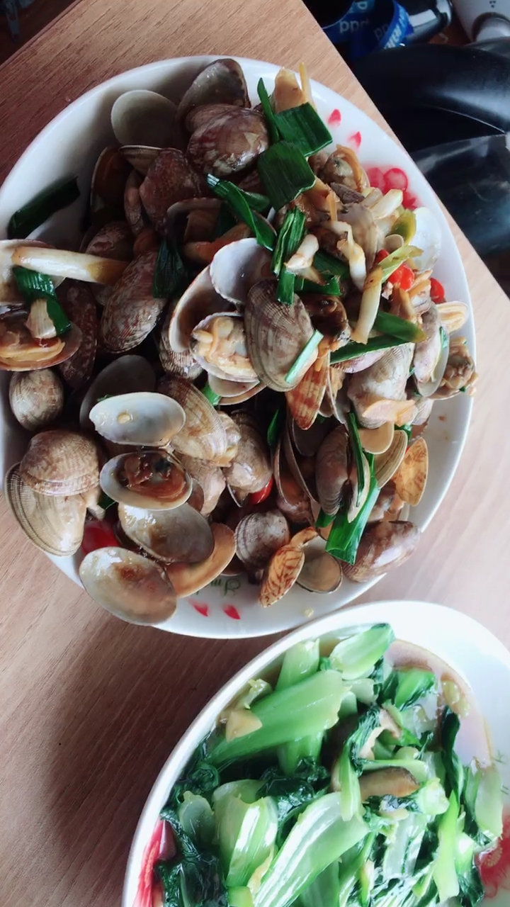 程序员的今日午餐之爆炒花甲和香菇炒青菜