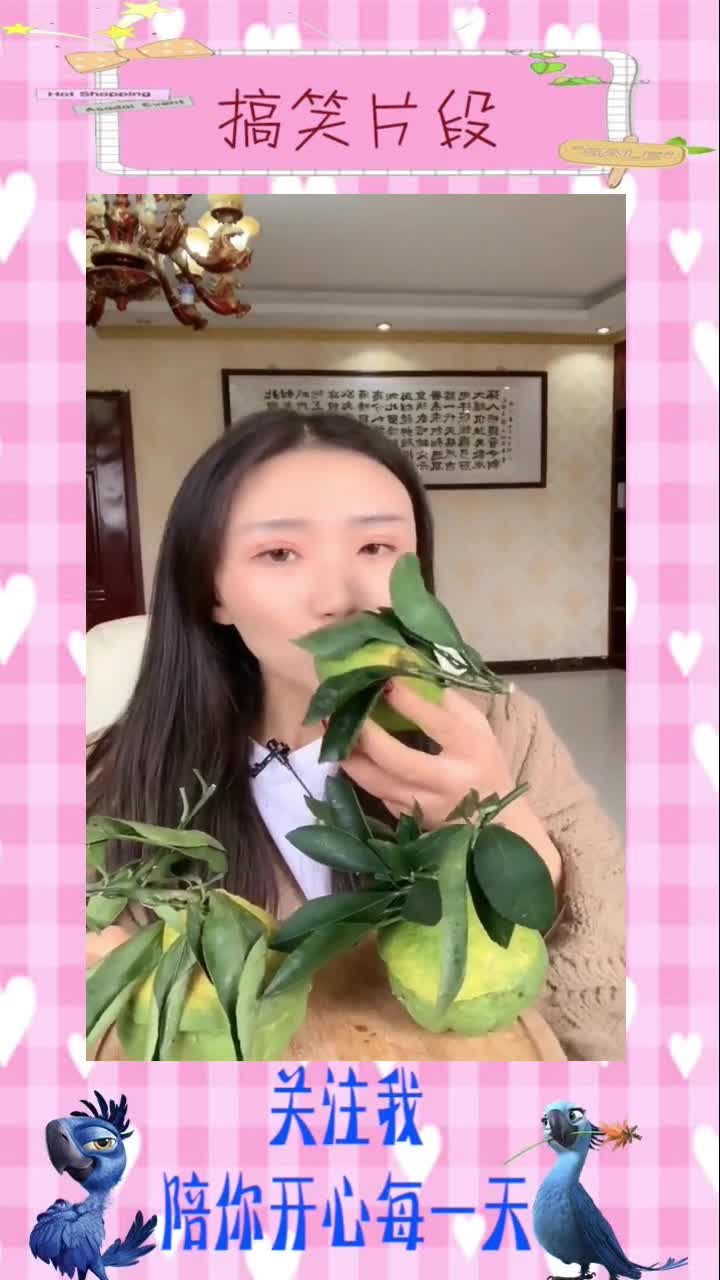 美女吃橘子从来都不会让人失望,连橘皮都不放过,这是得多饿啊#搞笑视频#