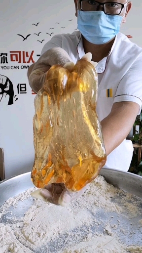 据说是最难吃的景点食物之一。龙须酥
